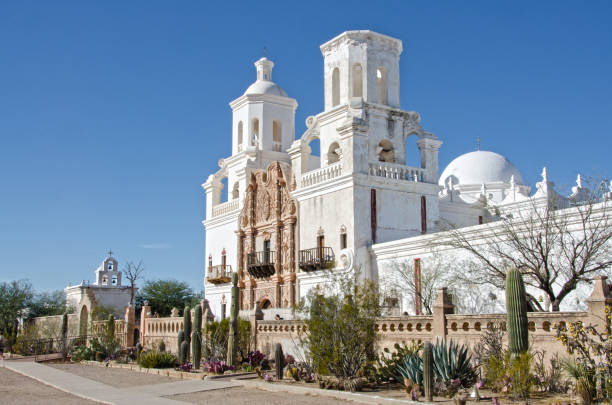 San Xavier del Bac Mission The San Xavier del Bac Mission stands on the Tohono O'odham Indian Reservaton near Tucson, Arizona. tohono o'odham stock pictures, royalty-free photos & images
