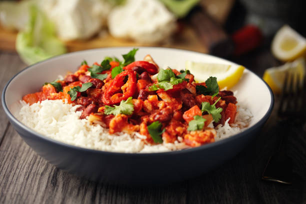 vegan chile con carne - chili food bowl ready to eat fotografías e imágenes de stock