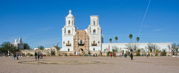 San Xavier del Bac Mission The San Xavier del Bac Mission stands on the Tohono O'odham Indian Reservaton near Tucson, Arizona. tohono o'odham stock pictures, royalty-free photos & images