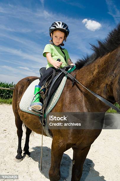 少女の乗馬 - ウマのストックフォトや画像を多数ご用意 - ウマ, 女の子, 4歳から5歳