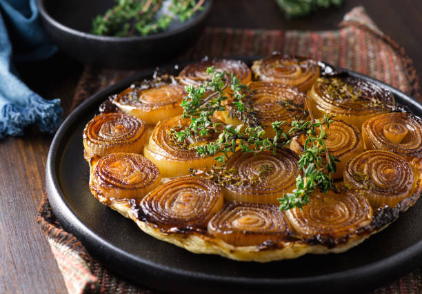 전통적인 소박한 양파 tarte tatin 프랑스어 - tart caramel dessert pastry 뉴스 사진 이미지