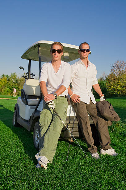 deux joueurs de golf - golf cart golf mode of transport transportation photos et images de collection