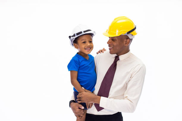 afroamerikanische glückliche familie von vater und sohn zusammen, ein engineering helm wie vater wie sohn oder auch bildung conccept - child building activity construction engineer stock-fotos und bilder