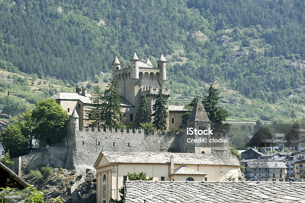 Saint-Pierre (Valle d'Aosta), castle y la iglesia - Foto de stock de Valle de Aosta libre de derechos