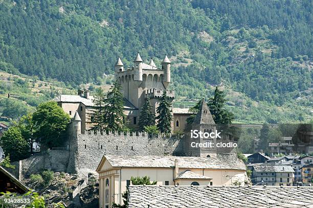 Saintpierre Castle Y La Iglesia Foto de stock y más banco de imágenes de Valle de Aosta - Valle de Aosta, Castillo - Estructura de edificio, Italia