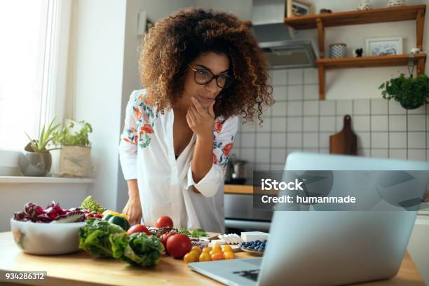 Explorar Recetas Foto de stock y más banco de imágenes de Cocinar - Cocinar, Comida sana, Estilo de vida saludable