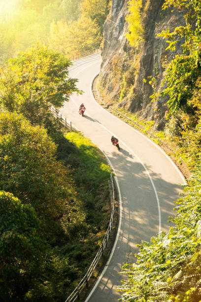 route de montagne sinueuse avec 2 motos - motorcycle road journey travel photos et images de collection