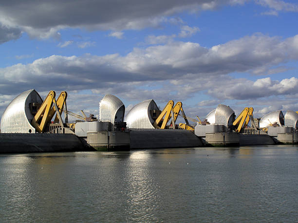 barreira do tâmisa com enchentes portões fechados - thames river thames barrier london england boundary - fotografias e filmes do acervo