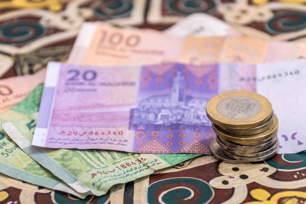모로코 돈을-디르함 동전 및 메모 테이블에 - moroccan currency 이미지 뉴스 사진 이미지