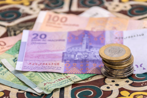 moroccan money - dirham coins and notes on a table - moroccan currency imagens e fotografias de stock