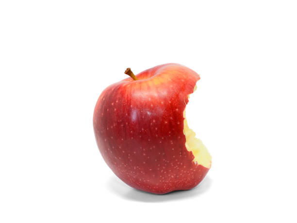 bitten pomme rouge juteuse isolé sur fond blanc - apple missing bite fruit red photos et images de collection