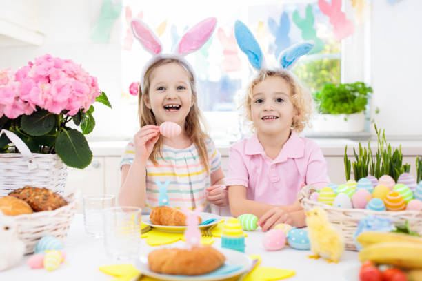 polowanie na jajka wielkanocne. dzieci z króliczymi uszami i koszem. - baby chicken eggs young bird easter zdjęcia i obrazy z banku zdjęć