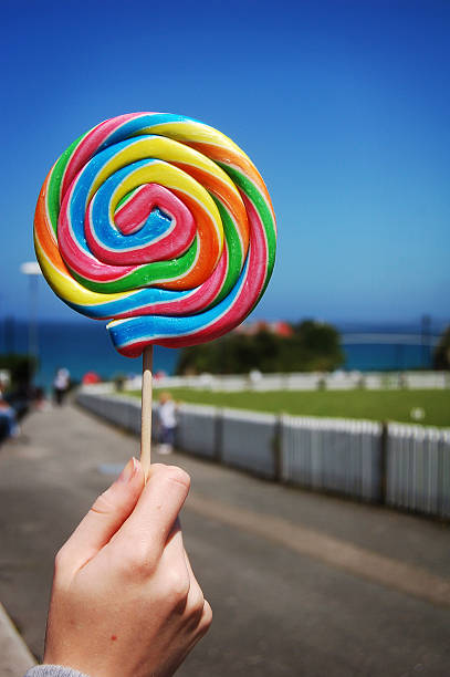 coloré sweet lolly - flavored ice lollipop candy affectionate photos et images de collection