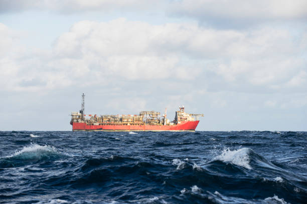 eine offshore-öl-installation bei rauer see - oil rig sea oil storm stock-fotos und bilder