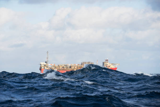 una piattaforma petrolifera offshore durante il mare agitato - floating oil production platform foto e immagini stock