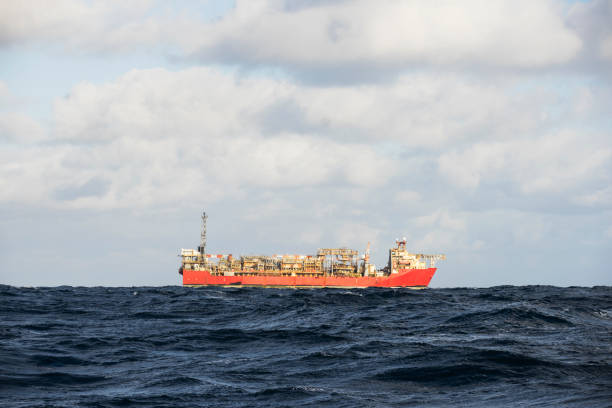 un'industria petrolifera offshore nella giornata di sole - floating oil production platform foto e immagini stock