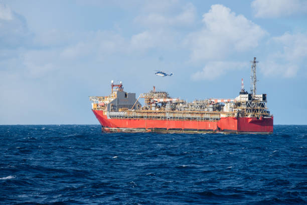 l'elicottero sta atterrando su un impianto petrolifero offshore - oil rig sea oil storm foto e immagini stock