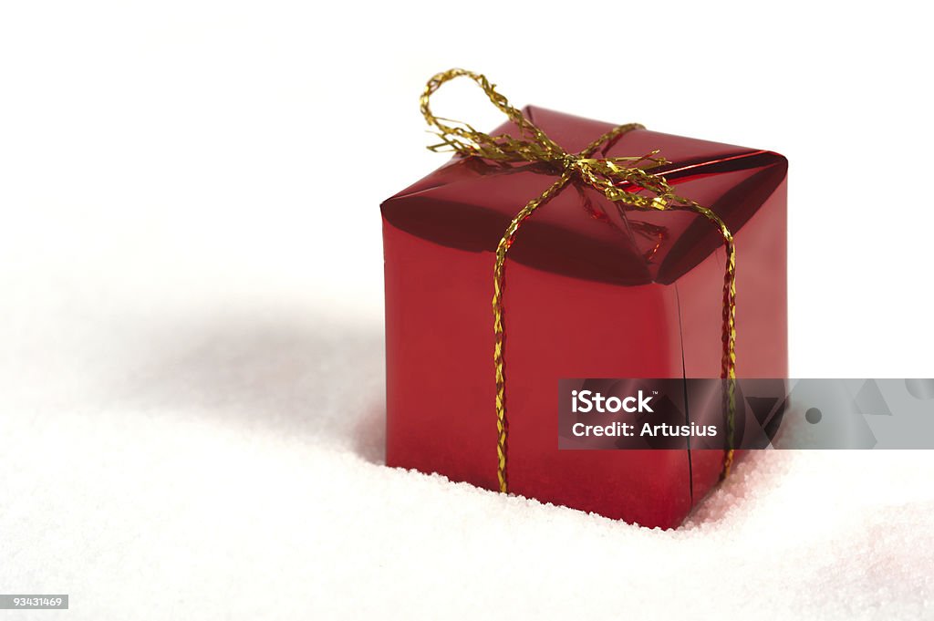 Vermelho Presente de Natal na Neve de mentira - Foto de stock de Advento royalty-free