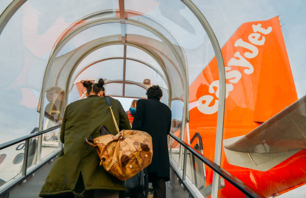 pasajeros el embarque de un avión de easyjet airbus a320 en el terminal del norte de londres gatwick - commercial airplane airplane airbus passenger fotografías e imágenes de stock