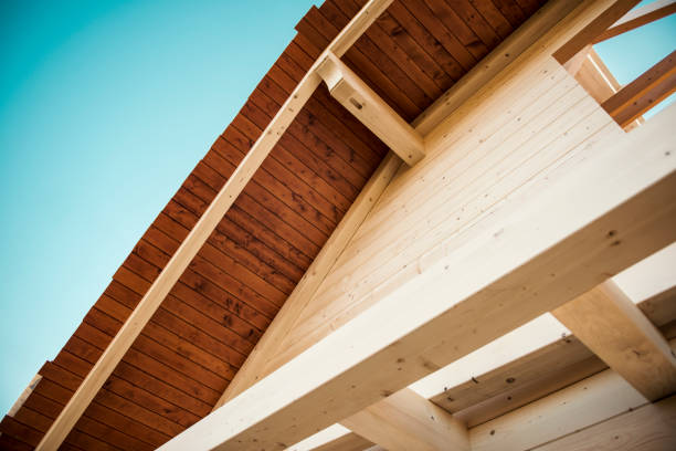 структура деревянного дома в стадии строительства - home addition roof tile building activity wood стоковые фото и изображения