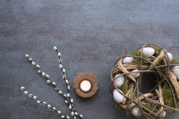 istock Easter wreath, pussy willow and candle 934319108