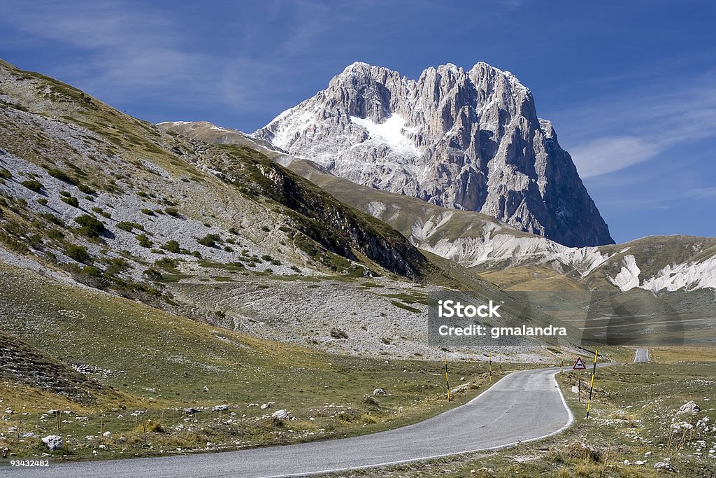 Estrada para Gran Sasso d'Italia - Foto de stock de Gran Sasso d'Italia royalty-free