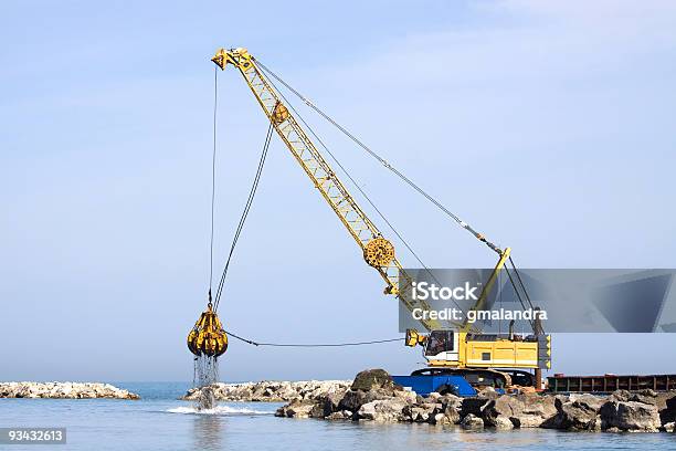 Grou Crawler - Fotografias de stock e mais imagens de Guindaste - Maquinaria de Construção - Guindaste - Maquinaria de Construção, Trepadeira, Amarelo