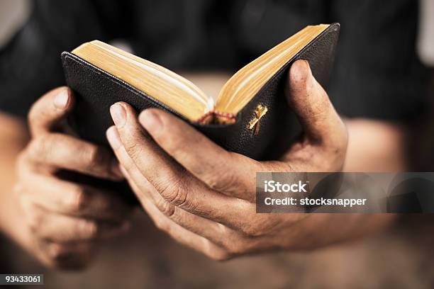 Biblia - zdjęcia stockowe i więcej obrazów Biblia - Biblia, Brudny, Chrześcijaństwo