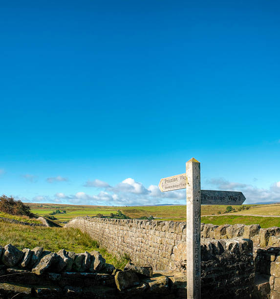 público placa de trilha de pedestres e grande céu azul, modo de pennine, reino unido - pennine way imagens e fotografias de stock