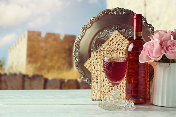 пасха мацо и вино - passover wine book judaism стоковые фото и изображения