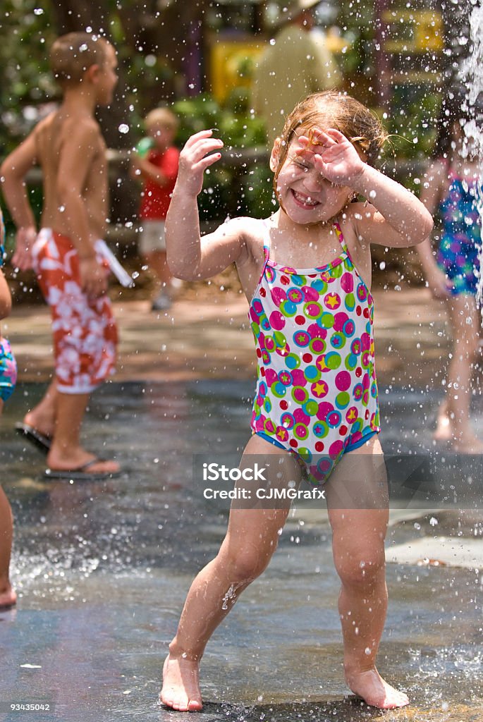 Young girl getting sprayed на лицо - Стоковые фото Солнечный луч роялти-фри