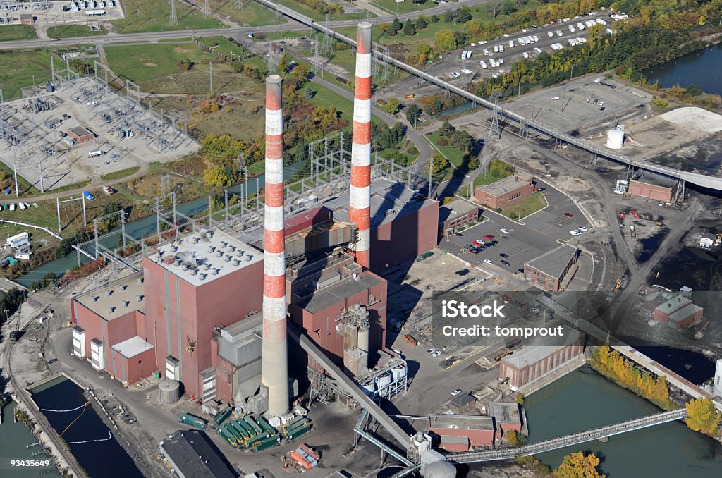 Vista aérea de una central eléctrica a carbón a la - Foto de stock de Central eléctrica libre de derechos