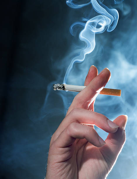 ハンド、タバコの煙 - 喫煙問題 ストックフォトと画像