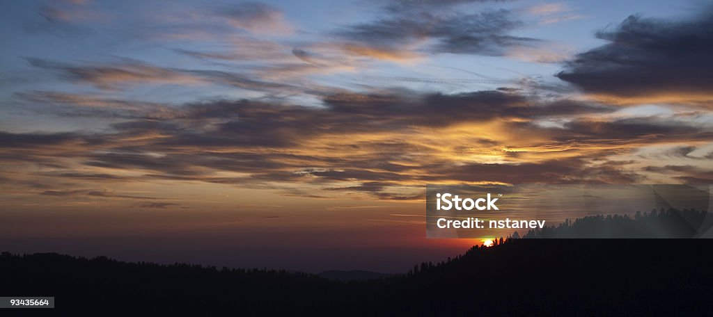 Panorama do pôr do sol sobre a floresta - Royalty-free Amarelo Foto de stock