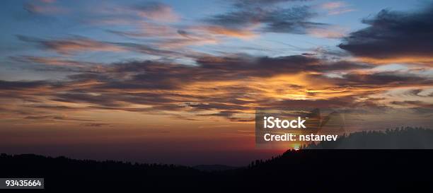 Panorama Do Pôr Do Sol Sobre A Floresta - Fotografias de stock e mais imagens de Amarelo - Amarelo, Ao Ar Livre, Azul