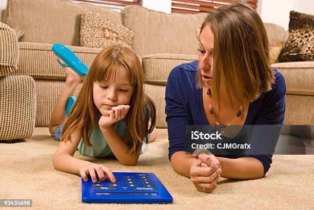 Joven Mujer Escuela Niños Y Adultos Tutor Foto de stock y más banco de imágenes de Adulto - Adulto, Adulto joven, Calculadora