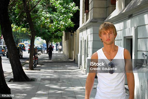 Photo libre de droit de Marche De La Ville banque d'images et plus d'images libres de droit de Lunettes de soleil - Lunettes de soleil, Suspendre, T-Shirt