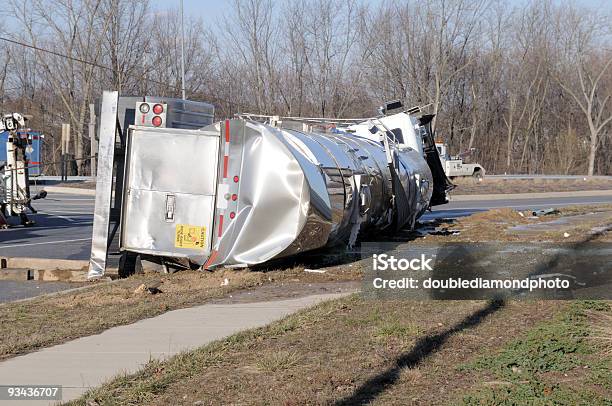 De Torneado Camión De Transporte De Leche Foto de stock y más banco de imágenes de Choque - Choque, Infortunio, Camión de peso pesado