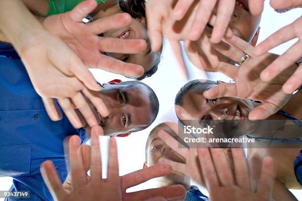 Семья Размахивающий Руками — стоковые фотографии и другие картинки Веселье - Веселье, Горизонтальный, Кисть руки человека