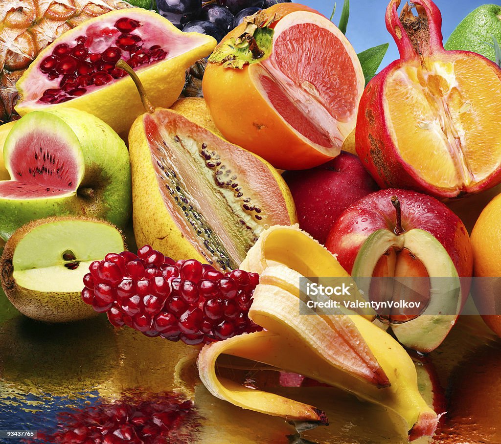 Foto del concetto di frutta su un mirror modificato - Foto stock royalty-free di Acqua