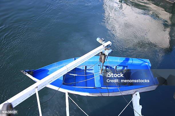 Barco De Pesca De Emergência - Fotografias de stock e mais imagens de Abandonado - Abandonado, Acidente - Conceito, Afogar-se