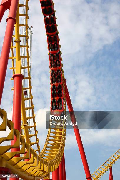 Foto de Montanharussa e mais fotos de stock de Montanha-Russa - Montanha-Russa, Vermelho, Ninguém