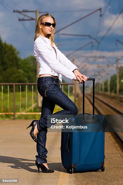 Giovane Donna In Attesa Di Un Treno - Fotografie stock e altre immagini di Abbigliamento casual - Abbigliamento casual, Adulto, Arrivo