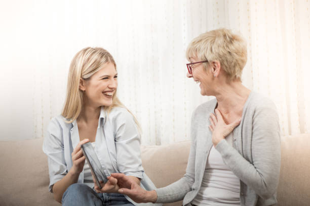 cóż, wykorzystanie nowych technologii jest bardzo proste. - family domestic life senior adult computer zdjęcia i obrazy z banku zdjęć