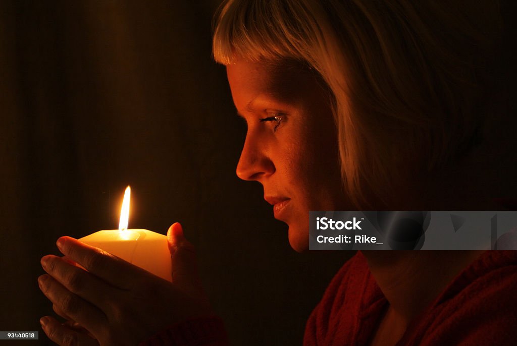 Las mujeres en la luz de las velas - Foto de stock de Adulto libre de derechos