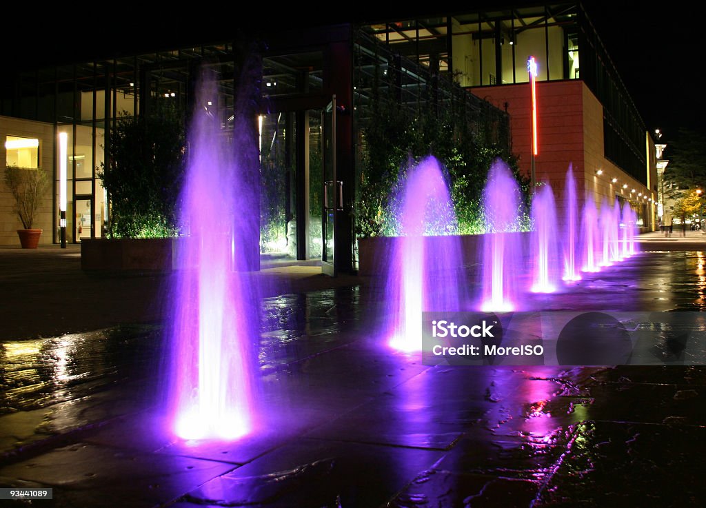 Viola illuminato fontane di notte - Foto stock royalty-free di Merano