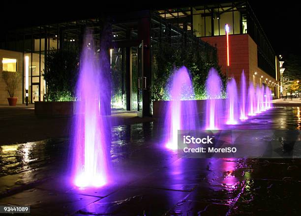 Viola Illuminato Fontane Di Notte - Fotografie stock e altre immagini di Merano - Merano, Acqua, Acqua fluente