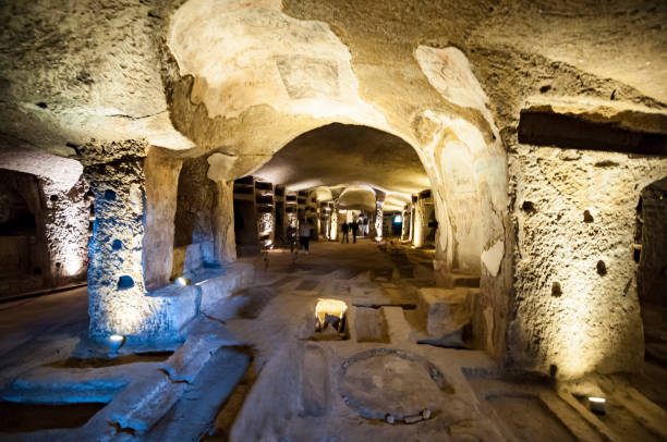 catacombe di san gennaro a napoli - catacomb foto e immagini stock