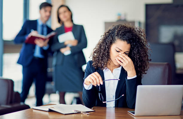 burnout-geschäftsfrau im büro unter druck - überarbeitung stress fotos stock-fotos und bilder