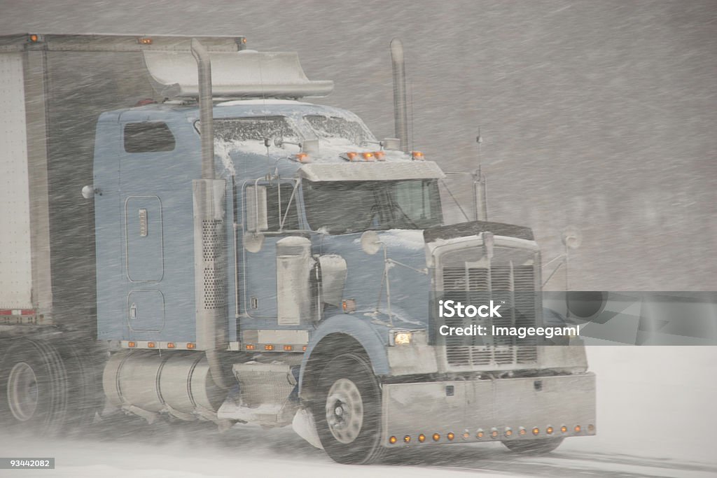 Camión de transporte de invierno para automóvil - Foto de stock de Camión articulado libre de derechos